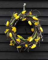 Spring wreath made with tulips and daffodils 