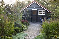 Summerhouse at end of path. Tuin de Villa, Netherlands 