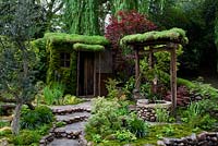A well with sedum covered roof in traditional Japanese garden - Satoyama Life 
