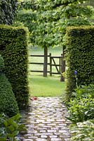 Passage through the hedging, De Romantische tuin - The Romantic Garden of Dina Deferme and Tony Pirotte