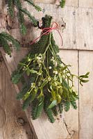 Step-by-step - Christmas decoration using pine tree branches and mistletoe