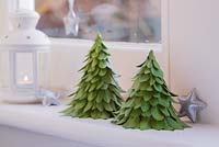 Step-by-step - miniature Christmas trees made with privet leaves