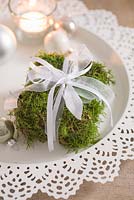 Step-by-step - Moss parcel Christmas table decoration