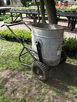 Water cart with pneumatic tyres and galvanised pivoting reservoir