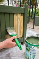 Step by Step - Painting garden furniture