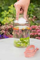 Step by Step - Making lanterns from glass jars and floating candles
