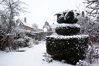Snow covered topiary crown - Cantax