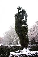 Yew sculpture of a woman - Cantax