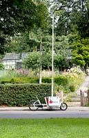 View on the KWEEKLAND citygarden. Steven Koster has a webshop PUURLAND and brings all deliveries by bicycle to his customers.