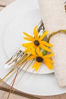 Table place setting decoration of rudbeckia and stipa gigantea grass