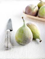 Figs with knife