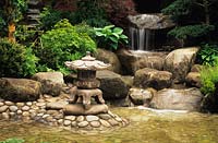 Chelsea FS 1995 Design Julian Dowle and Koji Ninomiya Japanese garden with waterfall and stone lantern