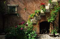 Chelsea FS 1997 Design Fiona Lawrenson Mediterranean garden with terra cotta colour washed wall