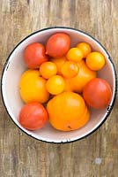 Red and yellow tomatoes in bowl