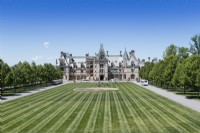 Formal lawn and driveway leading to Biltmore 