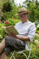 Rosa Welsch's daughter's partner Peter engrossed in the Karl Foerster book: Garden as a magic key