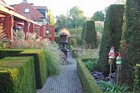 Front garden with fountain grass and yew trees, Pennisetum alopecuroides, Taxus 