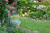 Small garden with roses and perennials, Rosa Ballerina, Rosa Rosarium Uetersen 
