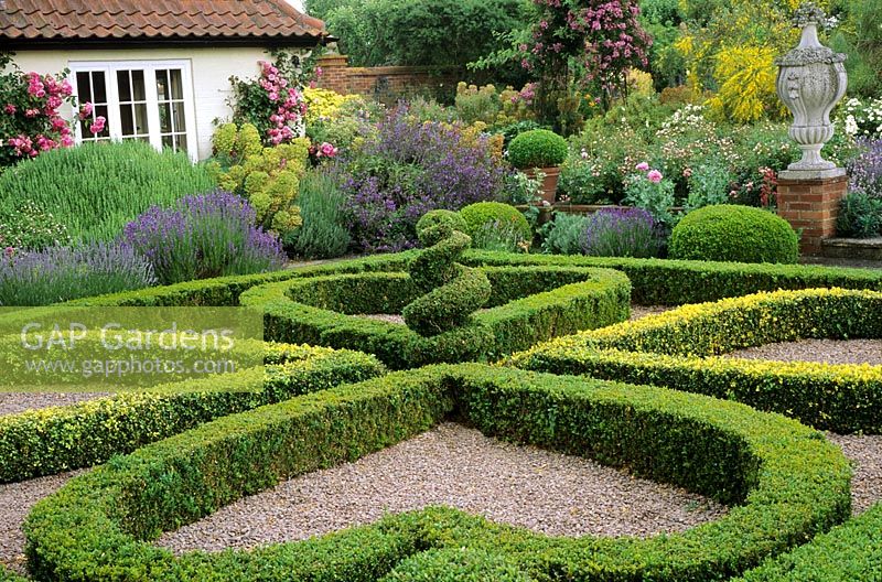 Box hedge parterre with gravel at Kettle Hill