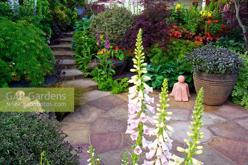 Steps to circular patio in the Pavestone Garden at Chelsea FS 2004