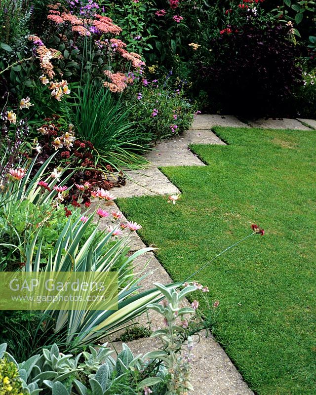 Border with paved zig zag edge and lawn