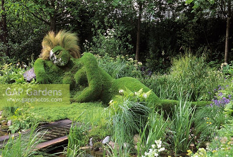 Living Sculpture of 'Dreaming Girl' at The 4Head garden of dreams 