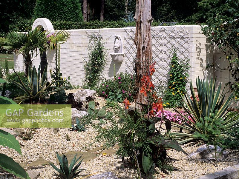 Mediterranean style gravel garden - White Knights, Buckinghamshire