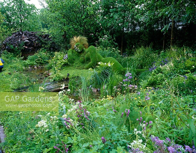 RHS Chelsea Flower Show 2006. The 4Head Garden of Dreams. Living Sculpture by Sue and Peter Hill. 