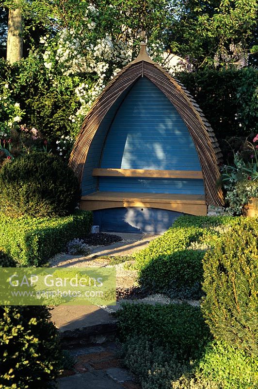 Unusual garden seat in sheltered garden - Cartier Ltd, Chelsea FS