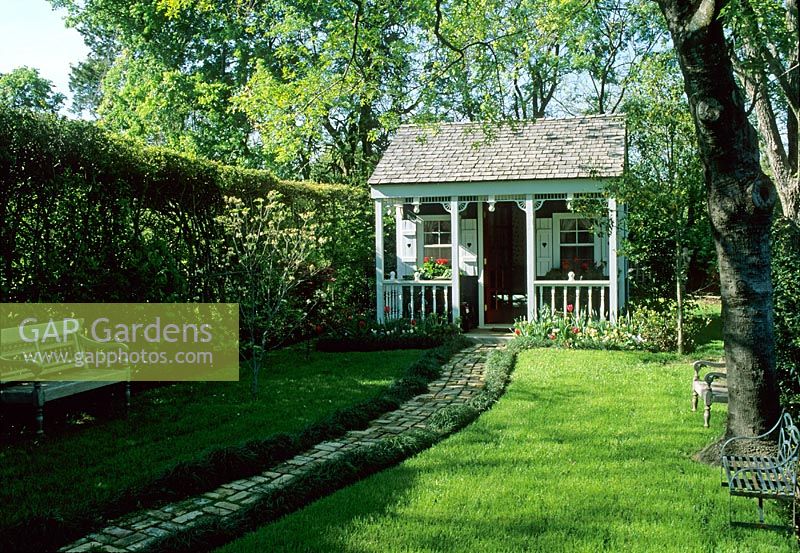Summerhouse at end of garden - Dallas USA