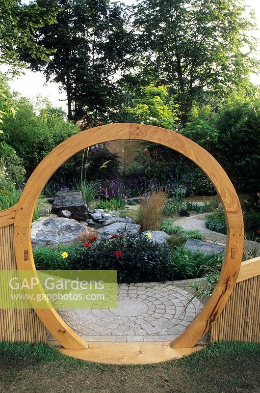 Circular moon gate and cobble path to gravel rock garden area - Feng Shui garden London  
