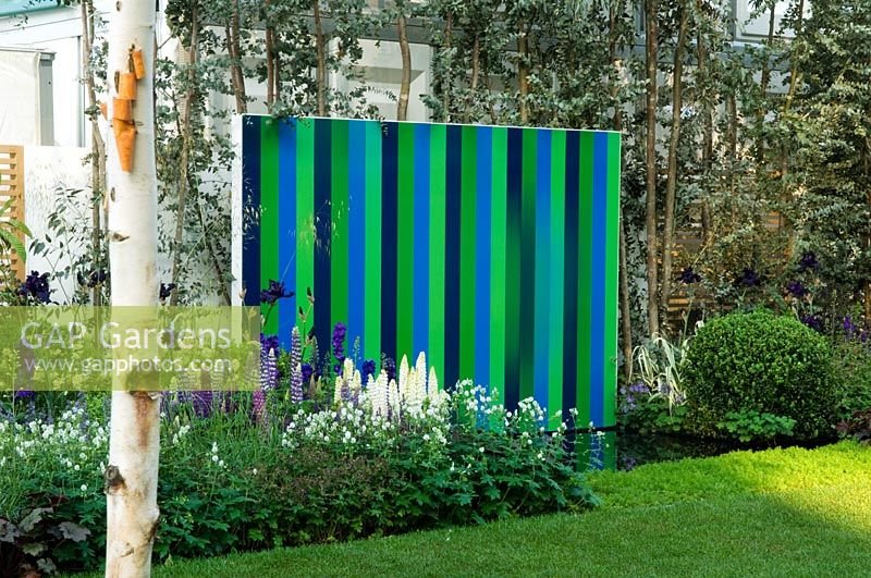 Green and blue striped feature wall in the 'Lloyds TSB Garden' - RHS Chelsea 2007