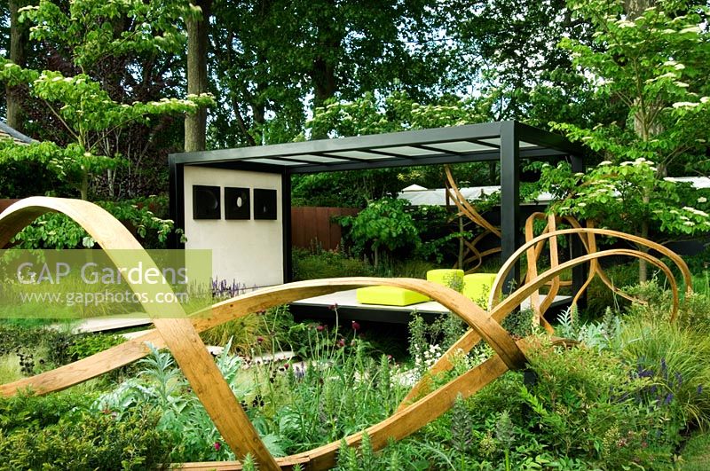 Three intertwined strands of curved oak in the 'Cancer Research UK Garden' - RHS Chelsea 2007