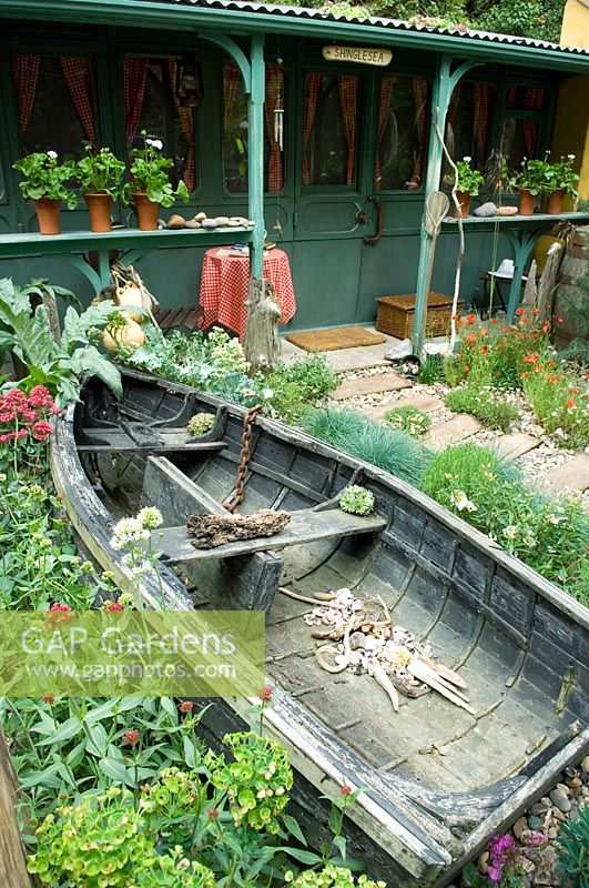 Boat and shack house in 'Shinglesea' garden, Chelsea 2007
