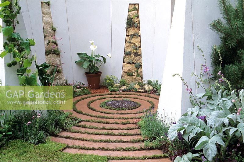 Chic Garden - Crushed red stone spiral with slate mound in centre 
