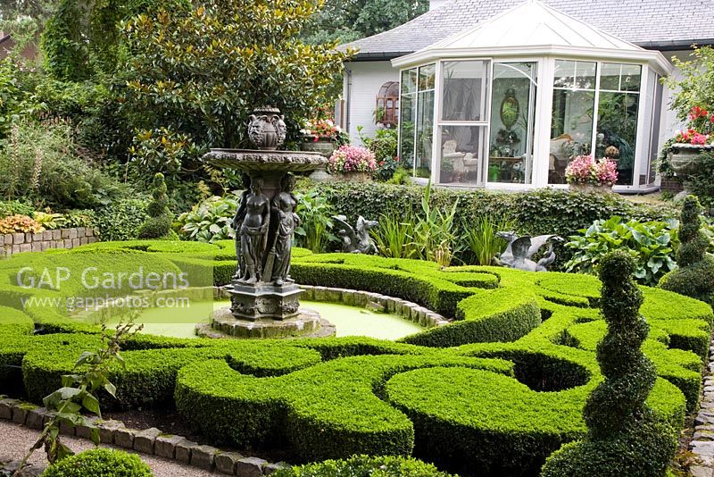 Baroque garden with formal parterre and pond