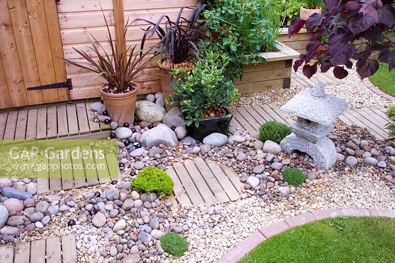 Dry gravel area with oriental feel, mixed materials - Nailsea, Somerset, UK