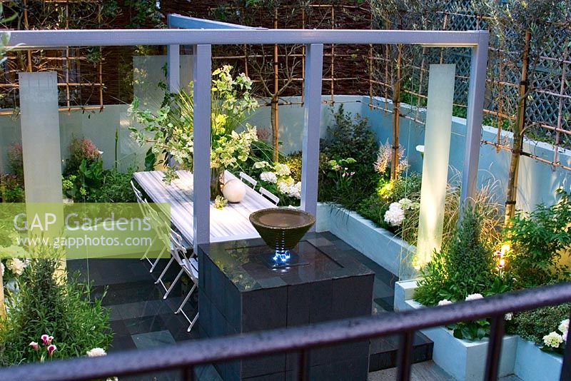 Modern urban garden - Cheltenham Terrace London