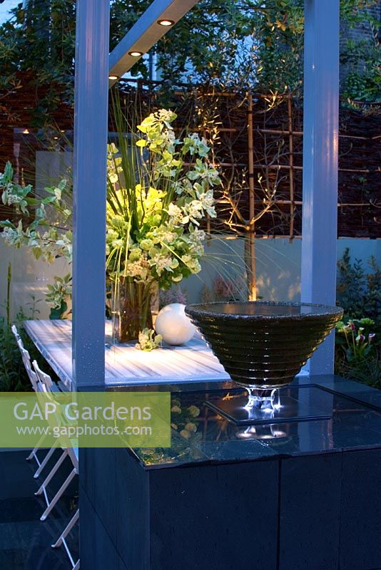 Lighting in modern urban garden - Cheltenham Terrace London