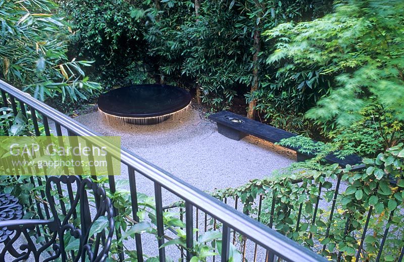 Contemporary garden with raised central circular water feature - The Che Garden, California USA