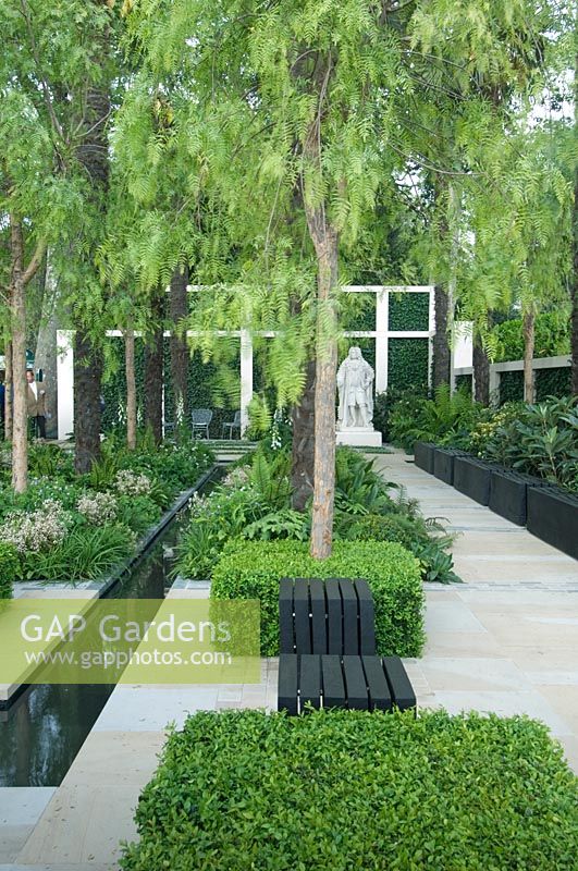 Modern garden with marginal water feature designed by Robert Myers - The Cadogan Garden RHS Chelsea Flower Show 2008