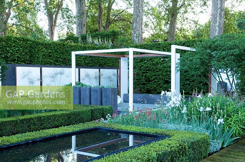 Modern garden with linear structures designed by Tom Stuart-Smith for Laurent Perrier winner of Best in Show - RHS Chelsea Flower Show 2008