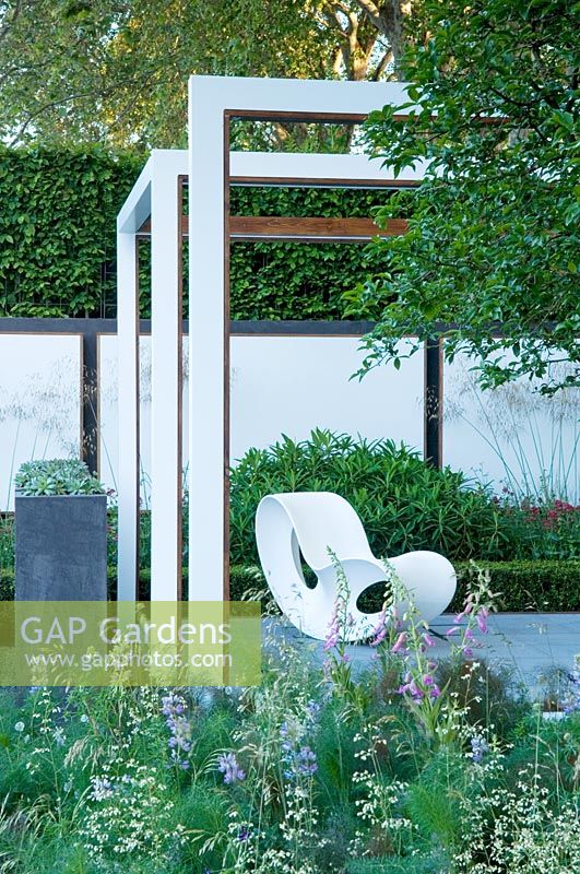 Seating area in modern garden designed by Tom Stuart-Smith for Laurent Perrier winner of Best in Show - RHS Chelsea Flower Show 2008