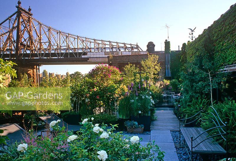 Roof Garden with decked areas and bench - Long Island, NYC, USA