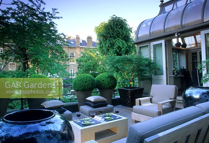 Minimal terrace garden - Suleyman Roof Garden, London

