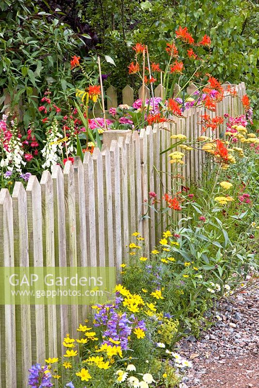 Wooden fence boundary to front garden