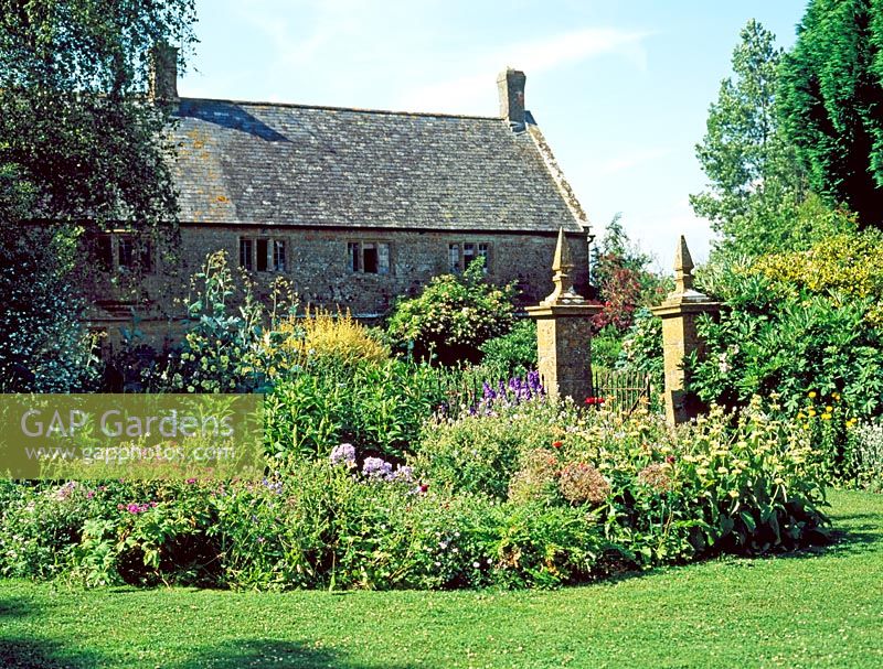 Mixed bed surrounding garden pond - Lower Severalls