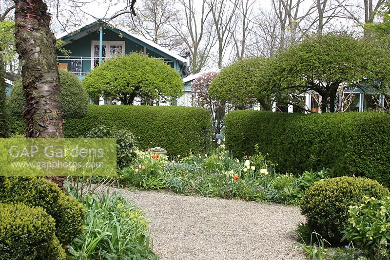 The Teagarden is a combination of model garden, garden shop and tearoom in Weesp. Gravel drive surrounded by borders.