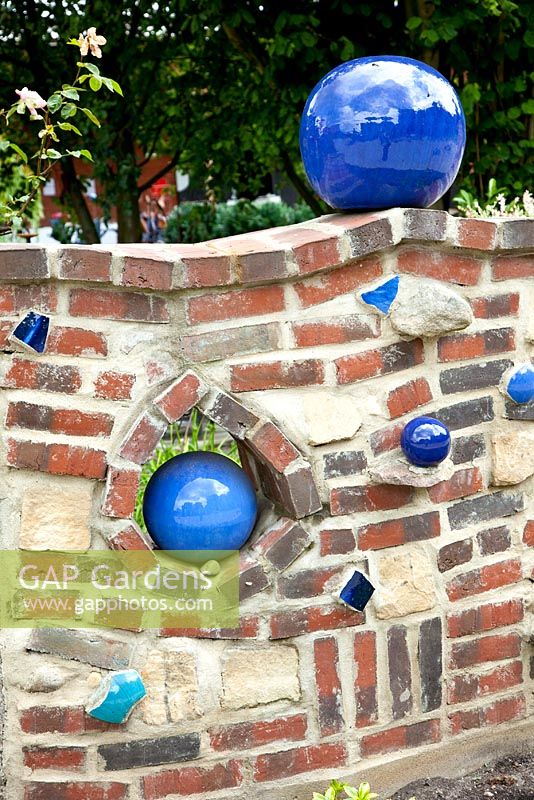 Curvy wall with nooks and ball ornaments