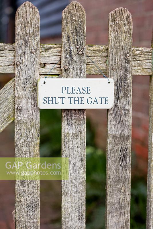 'Please Shut The Gate' sign on garden gate. Sandhill Farm House, Sussexc